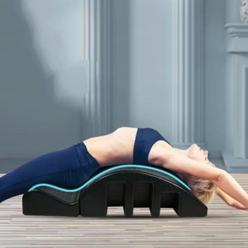 Femme utilisant l'arc de flexion Pilates pour étirer le dos en extension